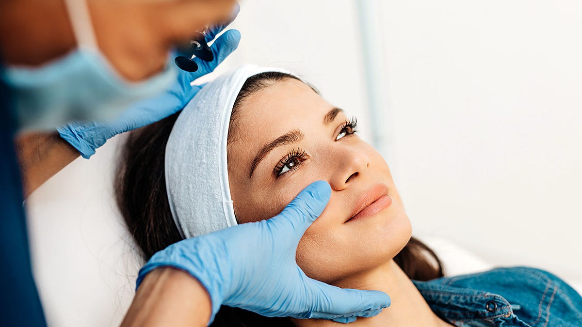 Facial Aesthetics Surgery Treatment, a woman who replies plastic surgery
