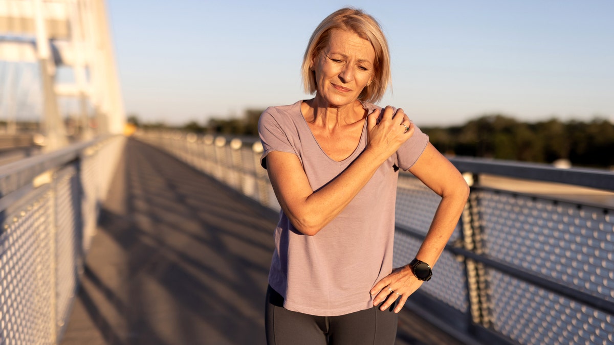 Woman of the woman joint pain